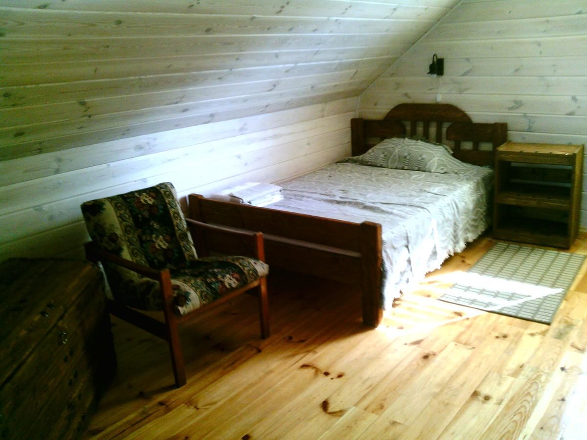 Дома для отпуска Под липами в Дмитровичах Dmitrovichi