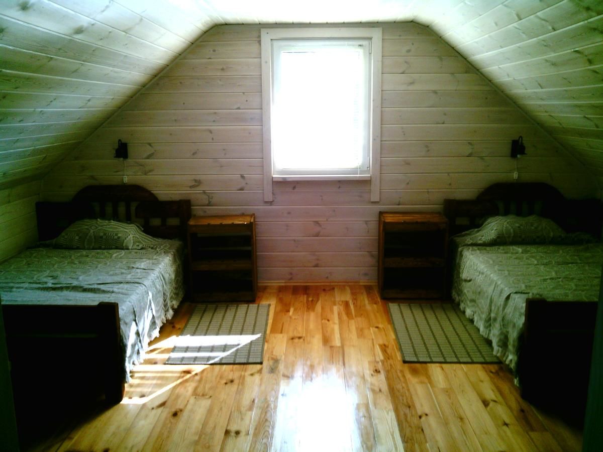 Дома для отпуска Под липами в Дмитровичах Dmitrovichi