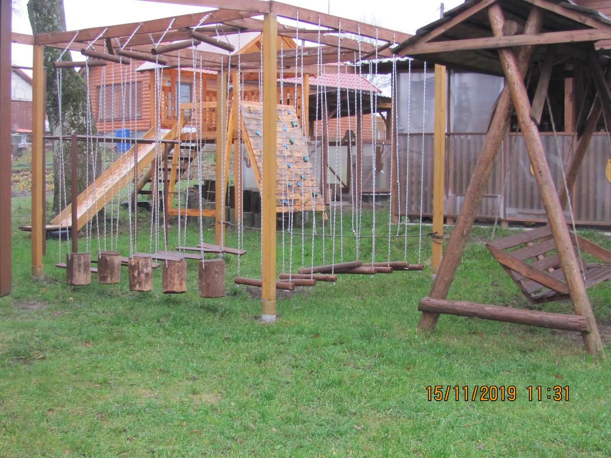 Дома для отпуска Под липами в Дмитровичах Dmitrovichi