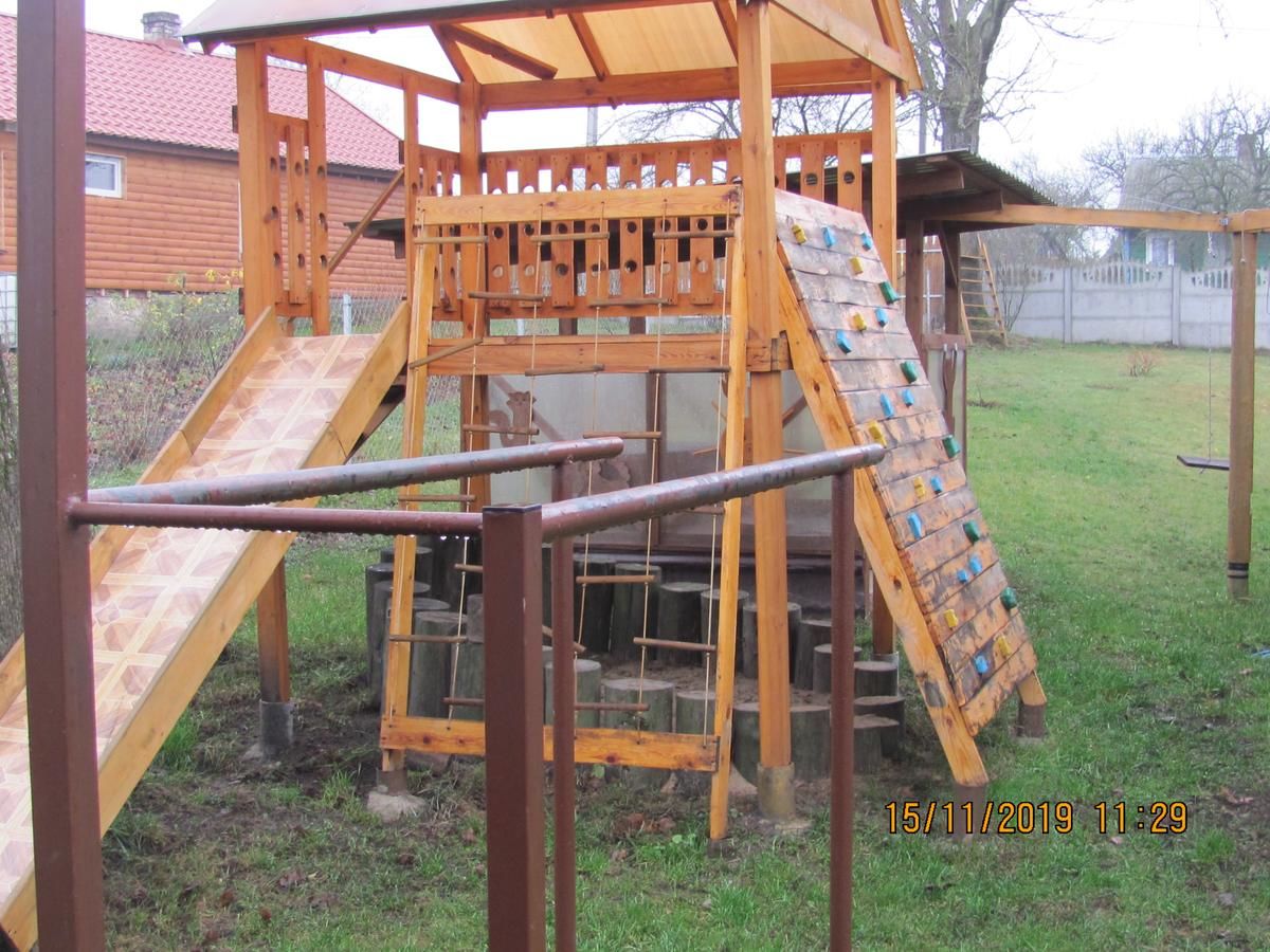 Дома для отпуска Под липами в Дмитровичах Dmitrovichi