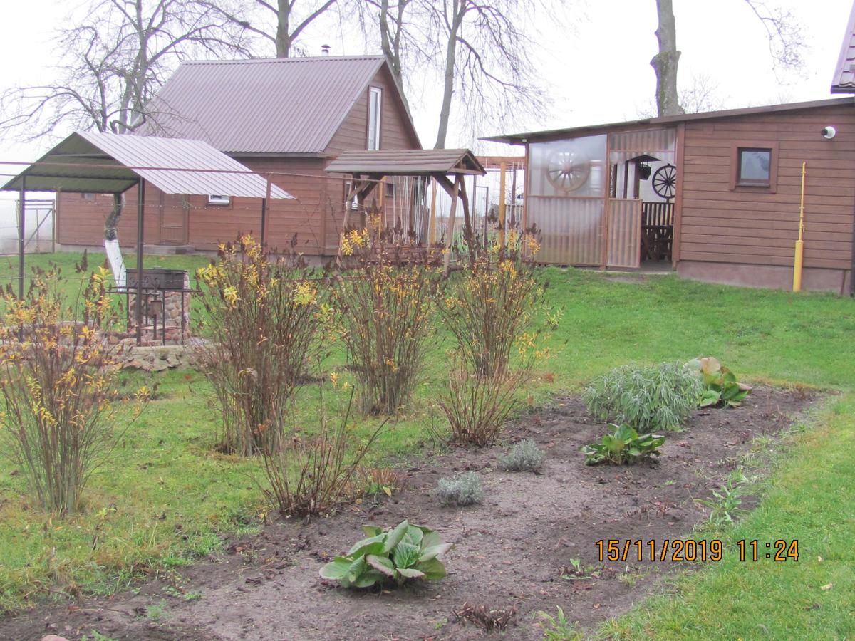 Дома для отпуска Под липами в Дмитровичах Dmitrovichi